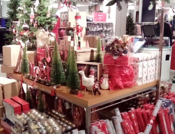 A shop stand with wrapped Christmas gifts
